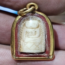 R เเกะ เครื่องราง สวยเดิม เลี่ยมทองเก่า ขนาดห้อยคอ