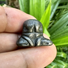 พระปิดตา เนื้อสำริดเงิน  พิมพ์เข่าบุ่มหลังยันต์ วัดโพธิ์เอน