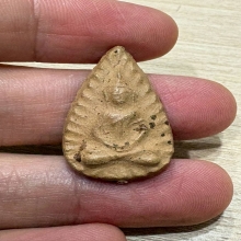 พระกลีบบัว กรุวัดลิงขบ เนื้อดิน 