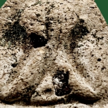 พระปิดตา วัดยายร้า หลวงปู่ทิม ปี2516 เนื้อผงสีเทา ฝังพลอยเสก