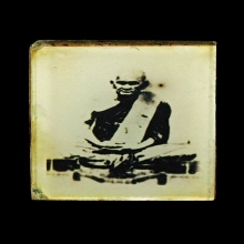 รูปอัดกระจก 2 หน้า ลพ.เงิน - ลพ.พิธ ปี 2485 ลพ.พิธปลุกเสก