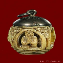 หนุมานเฝ้าถ้ำ แกะเป็นหนุมาน 4 ตน เฝ้าอยู่ในถ้ำ 1 ตน เก่ามาก 