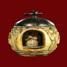 หนุมานเฝ้าถ้ำ แกะเป็นหนุมาน 4 ตน เฝ้าอยู่ในถ้ำ 1 ตน เก่ามาก 