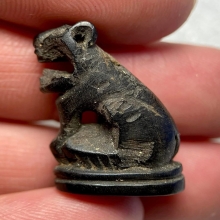 เสือชรา แกะจากเขาควาย (ตัวนี้มีรอยแทะ-บิ่น)