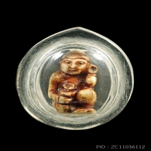 กุมารทองถือถุงเงินงาแกะ สูงประทาณ 1.2 ซม. ด้านหลังมีจาร