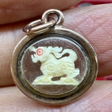 สิงห์สาริกา งาแกะ พ่อหอมวัดชากหมาก พร้อมเลี่ยมนาคแบบโบราณ