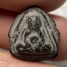 พระปิดตา เนื้อผงคลุกรัก (ไม่ทราบที่)