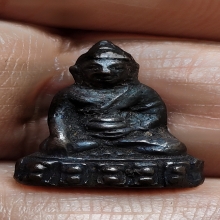 พระชัยวัฒน์อุ้มบาตรอาจารย์เทพย์สาริกบุตร ปี07 เนื้อนวะกลับดำ