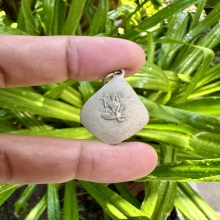 หลวงพ่อกัน เหรียญหยดน้ำ ปะกบ 2 หน้าหลวงพ่อกันหลังนางกวัก