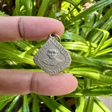 หลวงพ่อกัน เหรียญหยดน้ำ ปะกบ 2 หน้าหลวงพ่อกันหลังนางกวัก