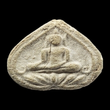 พระกลีบบัวเนื้อผงมหาสเน่ห์ หลวงพ่อเปลื้อง วัดต้นสะตือ