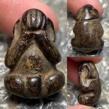 พระปิดตา เนื้อผงคลุกรักเก่า (ปั้นลอยองค์ไม่ทราบที่)