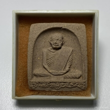 พระผงกำแพงแสนฝังจีวรหลวงปู่ดุลย์ ปี 2522