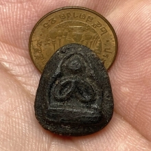 พระปิดตา เนื้อผงคลุกรักจิ๋ว (ไม่ทราบที่)