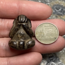 พระปิดตา เนื้อผงคลุกรักเก่า ไม่ทราบที่ (ปั้นลอยองค์)