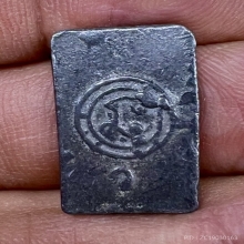 พระสี่เหลี่ยมมะขามเฒ่า เนื้อตะกั่วหลังยันต์ 