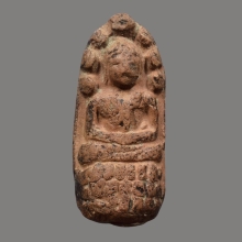 พระปรกตัวหนอน ฐานสามชั้น เนื้อดิน สมเด็จพระพุฒาจารย์ (นวม)