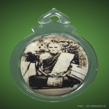 ล็อกเก็ตหลวงพ่อกวย ชุตินฺธโร(นั่งบนไม้กระดาน3แผ่น) ปี2544