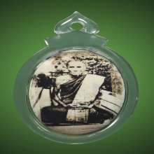 ล็อกเก็ตหลวงพ่อกวย ชุตินฺธโร(นั่งบนไม้กระดาน3แผ่น) ปี2544