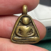 เหรียญหล่อจอบเล็ก หลวงพ่อเงิน พิมพ์แข้งตรง