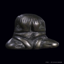 พระปิดตา เนื้อสำริดเงิน พิมพ์เข่าบุ่มหลังยันต์ วัดโพธิ์เอน