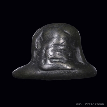 พระปิดตา เนื้อสำริดเงิน พิมพ์เข่าบุ่มหลังยันต์ วัดโพธิ์เอน