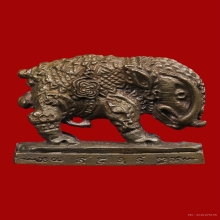 พญาหมูพลิกแผ่นดิน รุ่นเเรก หลวงปู่กาหลง เนื้อนวะโลหะ