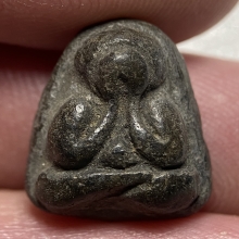 พระปิดตา เนื้อผงคลุกรักเก่า 