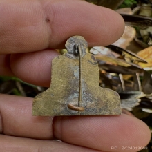 หลวงพ่อพรหม รุ่นเข่ากว้างเนื้อทองระฆัง หลังเข็มกลัดองค์ที่2