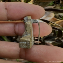 หลวงพ่อพรหม รุ่นเข่ากว้างเนื้อทองระฆัง หลังเข็มกลัดองค์ที่2