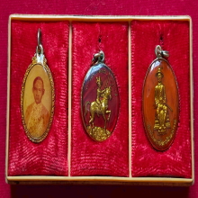 พระชุด ล็อคเก็ตเคลือบ สมเด็จพระเจ้าตากสินมหาราชรุ่นแรก ปี 11