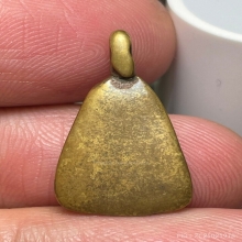 เหรียญหล่อจอบเล็ก หลวงพ่อเงิน พิมพ์แข้งตรง