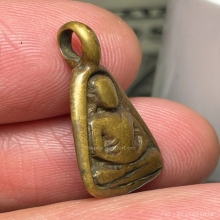 เหรียญหล่อจอบเล็ก หลวงพ่อเงิน พิมพ์แข้งตรง