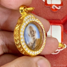 ล๊อกเก็ตอาจารย์ฝั้นหน้าตรงหลังจาร สุดหายากสวยเเชมป์💯