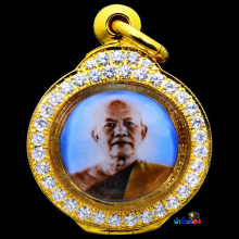 ล๊อกเก็ตอาจารย์ฝั้นหน้าตรงหลังจาร สุดหายากสวยเเชมป์💯