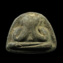 พระปิดตาหลังแบบ