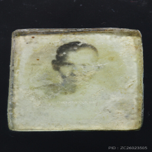 รูปถ่ายหน้าหนุ่มรุ่นแรกหลวงพ่อหอมวัดชากหมากจารหมีกด้านหลัง