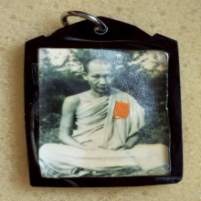 รูปหลวงพ่อเกษม ปี 18 เลี่ยมเก่า กระดาษหนังไก่ มีจีวร