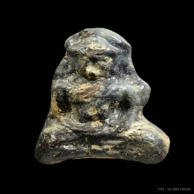 พระร่วงนั่งพิมพ์สมาธิ กรุโนนสูง จ.นครราชสีมา