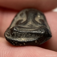 พระปิดตา เนื้อผงคลุกรักเก่า (ไม่ทราบที่) 