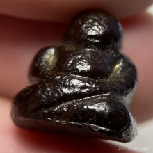 พระสังกัจจายน์จิ๋ว เนื้อผงจุ่มรัก 