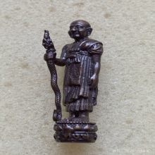 รูปหล่อยืนถือไม้เท้า หลวงปู่หงษ์ สุสานทุ่งมน ( วัดเพชรบุรี )