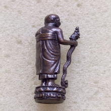 รูปหล่อยืนถือไม้เท้า หลวงปู่หงษ์ สุสานทุ่งมน ( วัดเพชรบุรี )