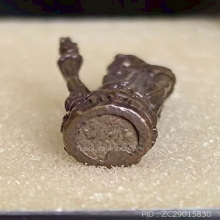 รูปหล่อยืนถือไม้เท้า หลวงปู่หงษ์ สุสานทุ่งมน ( วัดเพชรบุรี )