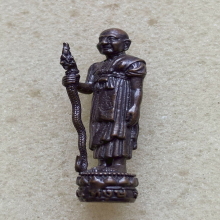 รูปหล่อยืนถือไม้เท้า หลวงปู่หงษ์ สุสานทุ่งมน ( วัดเพชรบุรี )