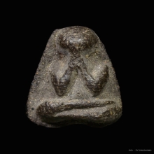 พระปิดตาพิมพ์เข่าซ้อน หลวงปู่ศุข วัดปากคลองมะขามเฒ่า 