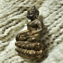 พระสิหิงค์นครฯ ปี 2517 ผิวน้ำทอง ก้นวงเดือน ลูกบอล 3 ลูก