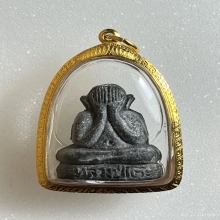 พระปิดตาหลวงปู่โต๊ะ พิมพ์ตุ๊กตาเล็ก เนื้อผงใบลาน พ.ศ. 2521