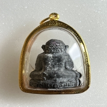 พระปิดตาหลวงปู่โต๊ะ พิมพ์ตุ๊กตาเล็ก เนื้อผงใบลาน พ.ศ. 2521