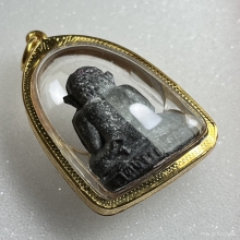 พระปิดตาหลวงปู่โต๊ะ พิมพ์ตุ๊กตาเล็ก เนื้อผงใบลาน พ.ศ. 2521